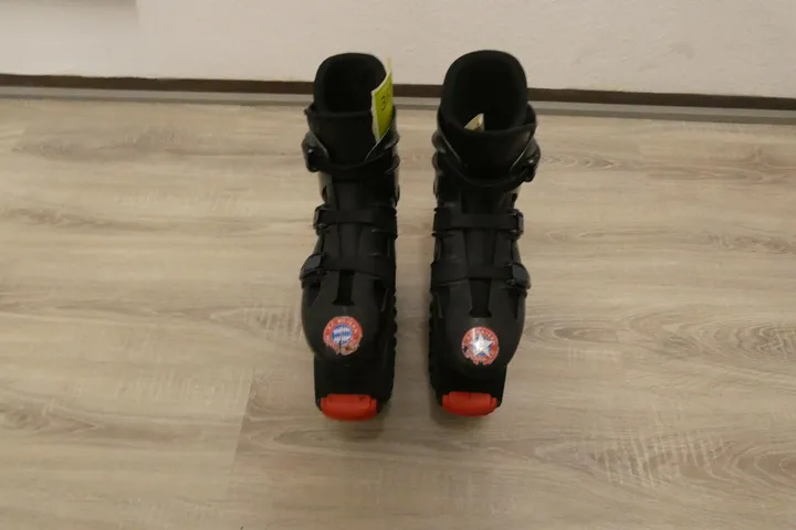 1 Paar Sprungstelzen / Kangoo Jumps, schwarz/rot
